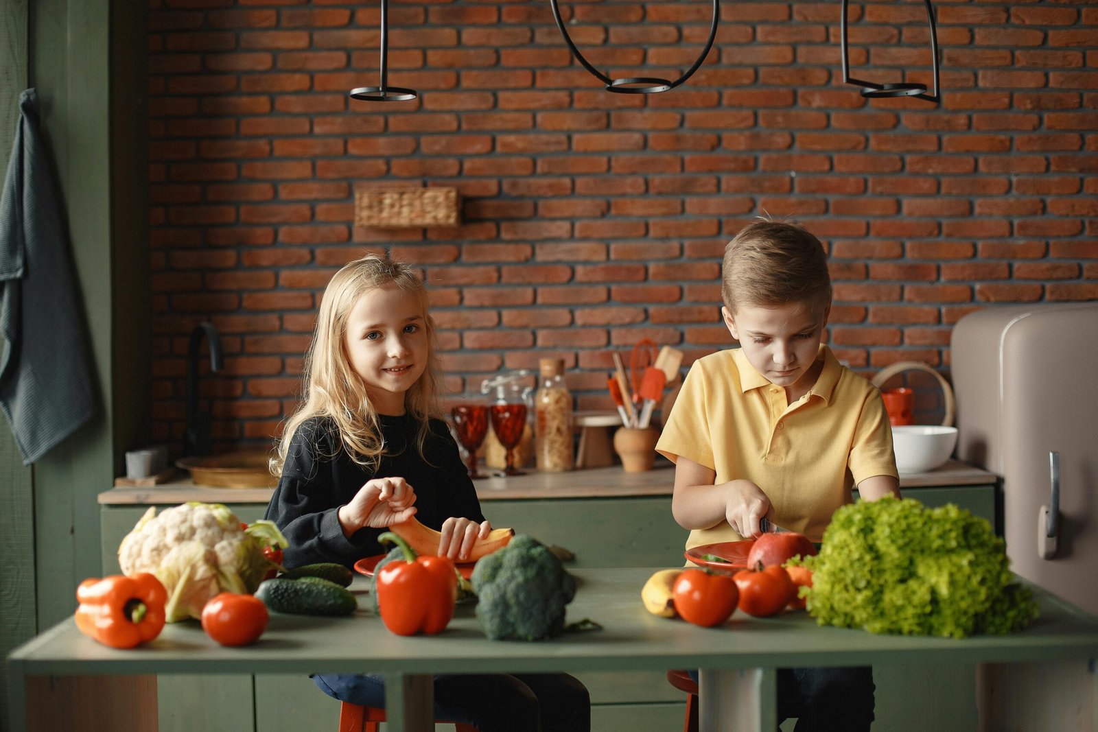 Dua Anak Sedang Menyiapkan Makanan Sehat