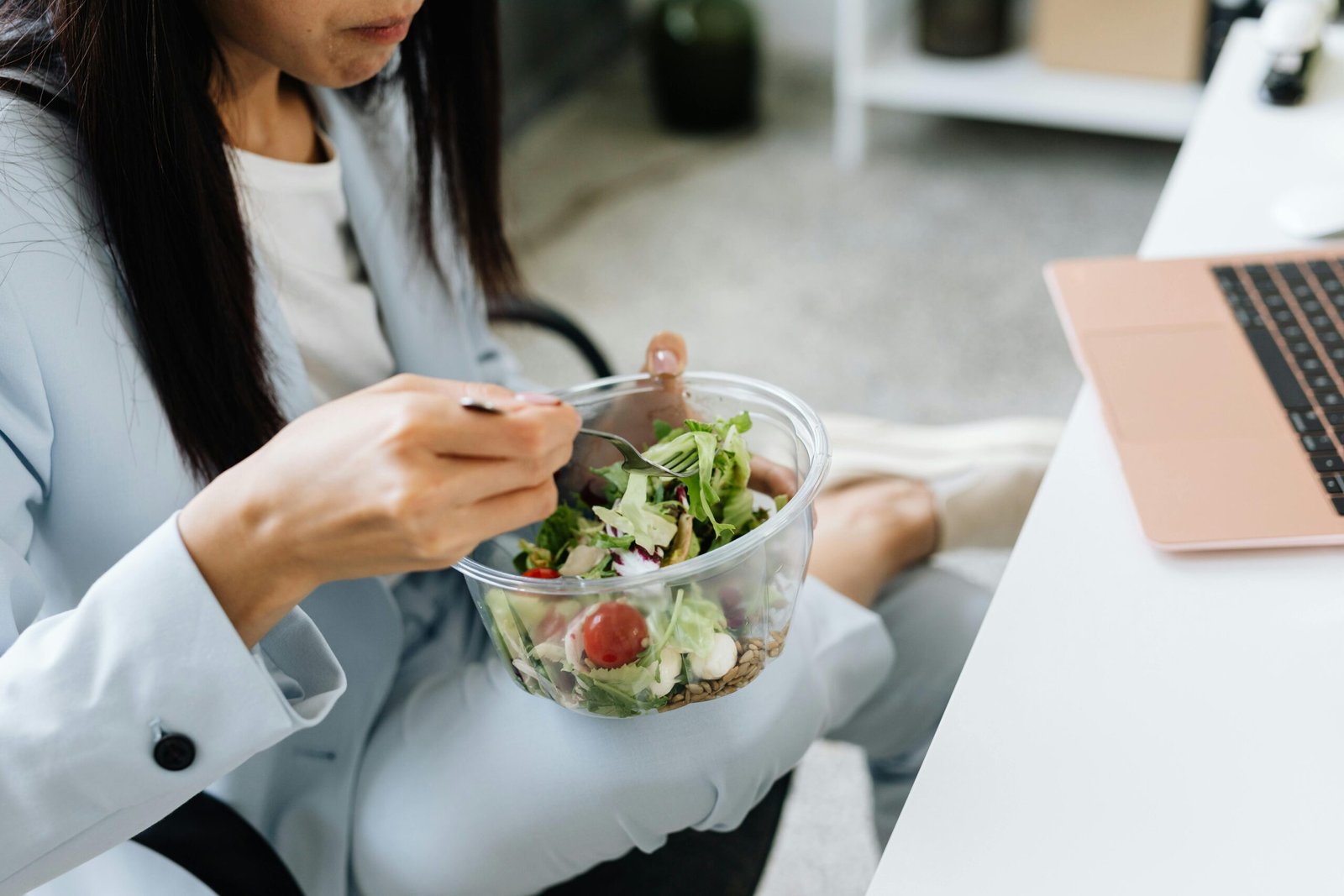 Seseorang sedang Makan Salad Sayur untuk Diet Sehat