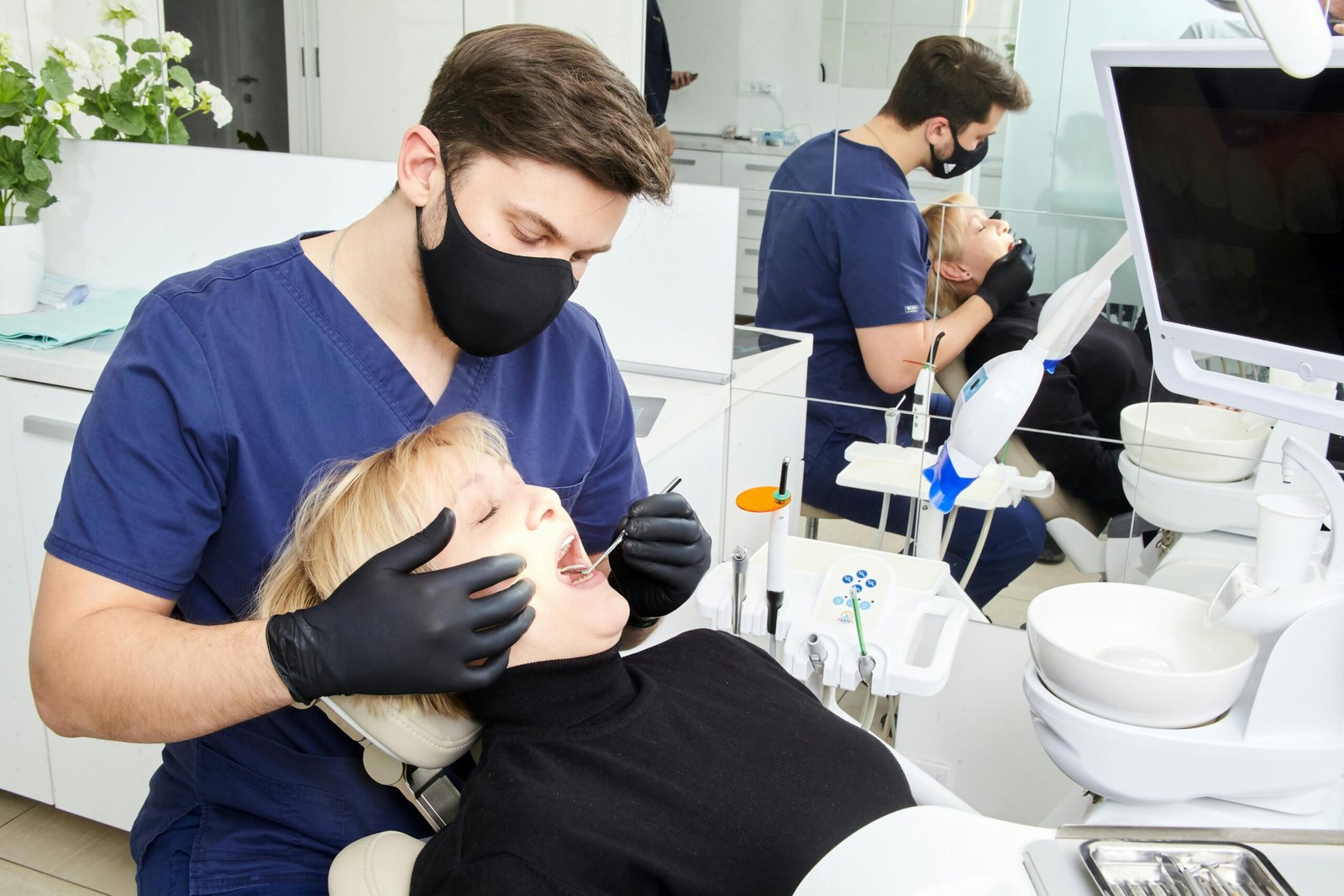 Dokter Gigi sedang Memeriksa Radang Gusi