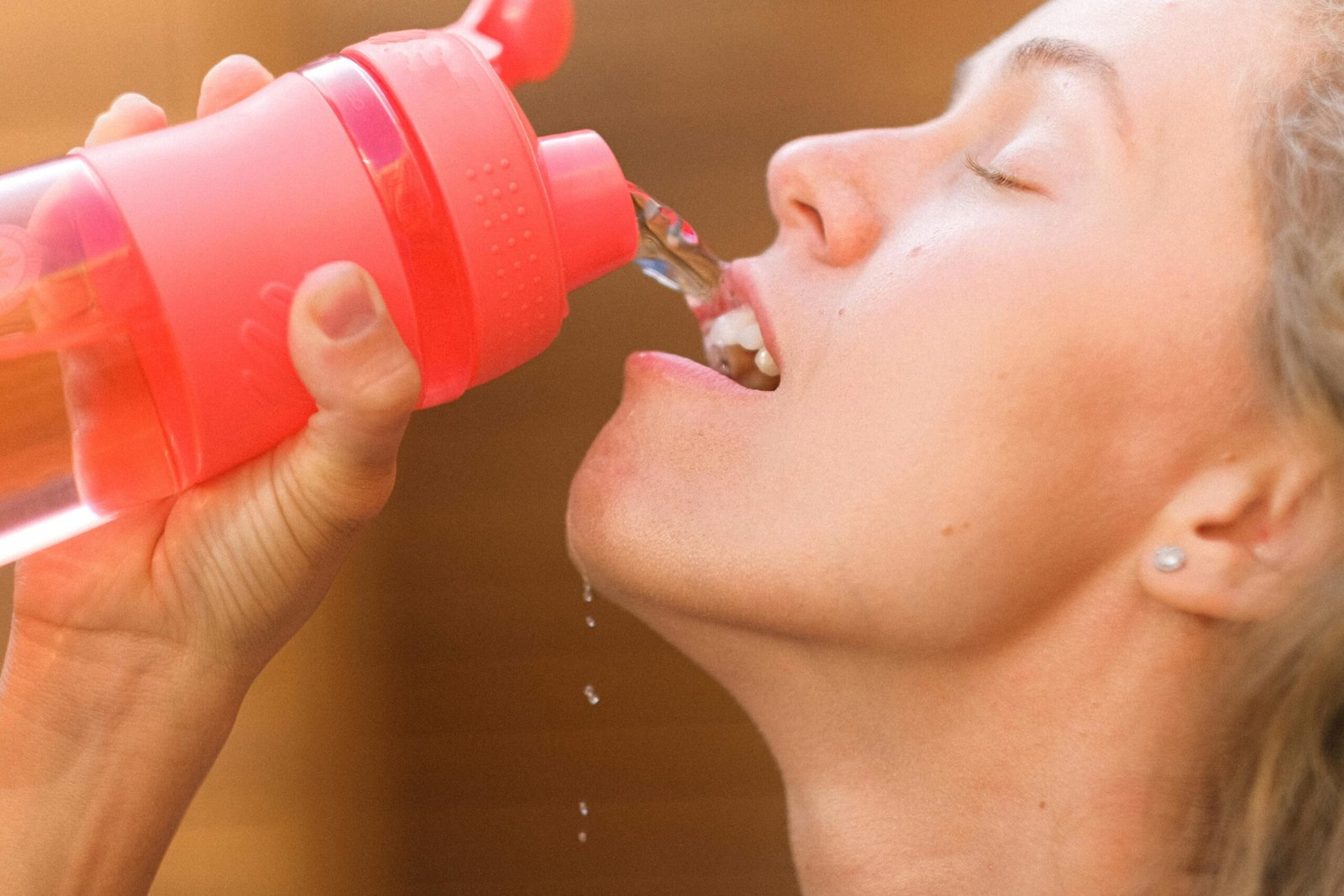 Wanita Minum Air Putih Menjaga Kualitas Air Liur