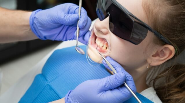 Perempuan Sedang Menjalani Pemeriksaan Radang Gusi