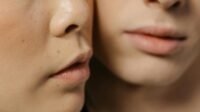 Perempuan dengan Kulit Bertekstur